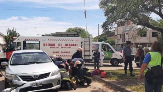 Un motociclista murió tras chocar con el auto que conducía su padre