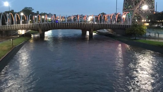 Crecida del río San Antonio, lago San Roque lleno, válvulas abiertas y Costanera clausurada