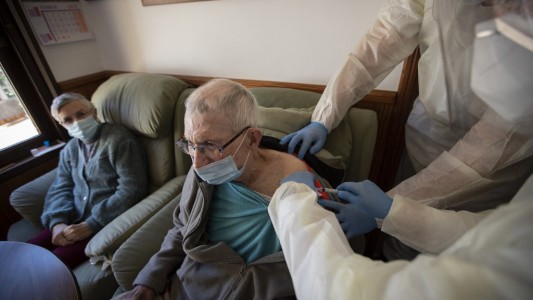 Tras la vacunación, bajaron 95% los contagios en geriátricos españoles