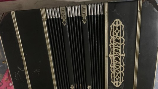 Le robó un bandoneón y le dejó su número de teléfono: "Juntate 30 lucas y llamame"