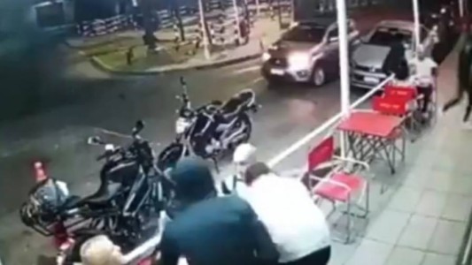 Robo comando en una pizzería: entraron 8 ladrones armados
