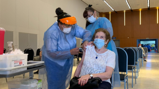 Coronavirus: con 91 años, Elsa recibió la vacuna número 100 mil en Córdoba