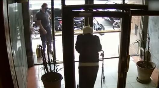 Cuento del tío: Un hombre de 93 años, ayudado por un cerrajero, entregó sus ahorros