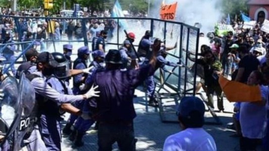 Video: incidentes en una protesta por la vuelta a la fase 1 en Formosa