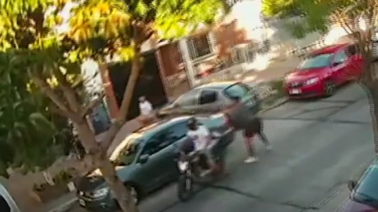 Estacionó para mostrarle el auto nuevo a su pareja y se lo robaron: ladrones le apuntaron a un nene