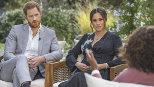 Meghan Markle acusó a realeza británica de preocuparse por lo oscura que sería la piel de su hijo
