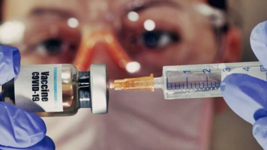 Austria suspendió la vacunación con un lote de AstraZeneca tras la muerte de una mujer y la enfermedad de otra