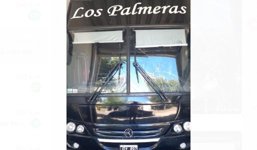 Así quedó el colectivo de Los Palmeras, apedreado tras suspender el show en Cruz del Eje