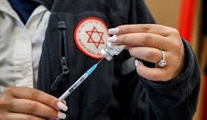 Israel lanza la campaña de vacunación para palestinos con permiso de trabajo