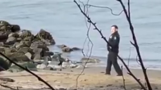 Video: captaron a policías sacándose fotos y riendo al lado de un cadáver