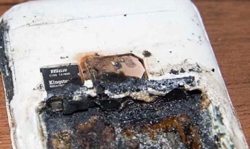 El calor, los cargadores "truchos" y la almohada: los principales enemigos del celular