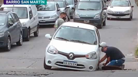 Córdoba: un bache se "tragó" la rueda de un auto