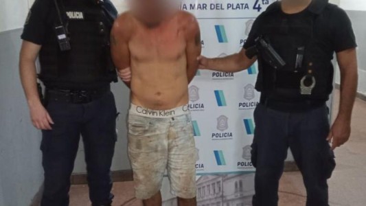 Policías rompen la puerta de una vivienda y rescatan a una mujer que era golpeada por su pareja