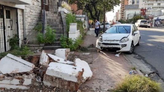 FOTOS: Un choque dejó sin agua y sin luz a una casa de barrio Paso de los Andes