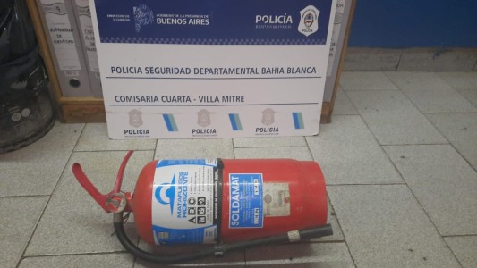 Día de furia: una joven lanzó un matafuego contra el auto de su pareja y arañó a una mujer policía
