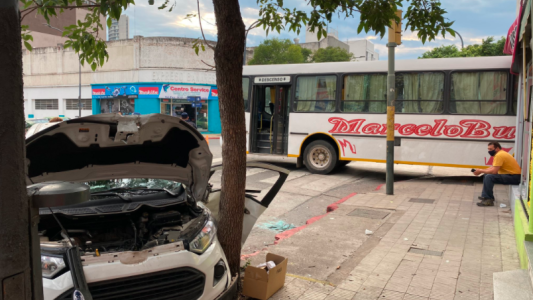 FOTOS: Tras un espectacular choque, un colectivo se incrustó en un kiosco