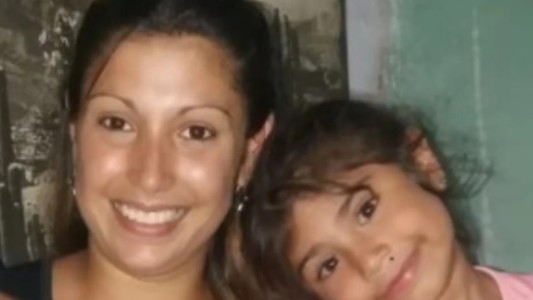 Un taxi chocó una moto con una familia entera:murieron una mujer y su hija de 5 años