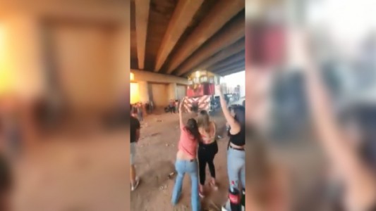 Descontrol y fiesta clandestina sobre las vías del tren en Chaco