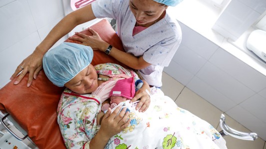 Ahora la OMS pide separar a los bebés recién nacidos de sus madres con coronavirus