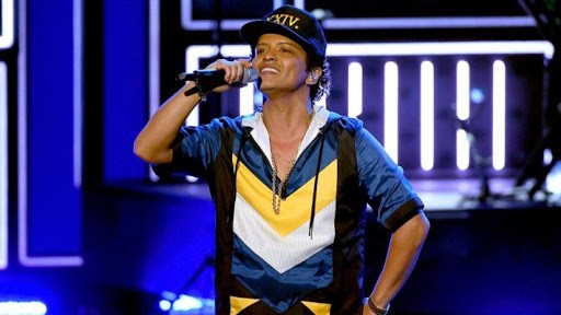 Impostores se hicieron pasar por Bruno Mars y le robaron más de 200 mil dólares a una mujer