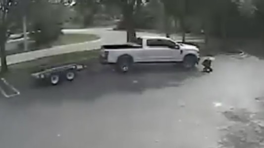 Video impactante: atropelló a una mujer que estaba arrodillada en un estacionamiento y huyó