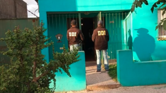 Video escándalo: le dio un cigarrillo a su hija de dos años y la filmó mientras fumaba