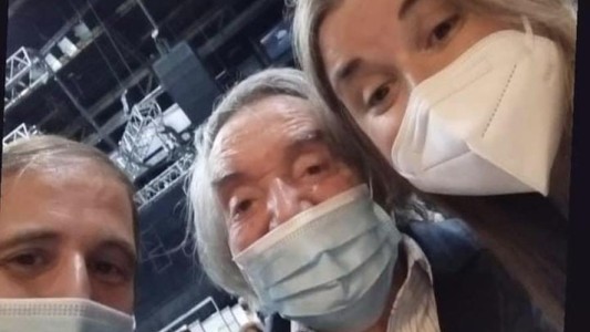 "Vacunados, en el día de la felicidad": Carlitos Balá celebró que recibió su dosis