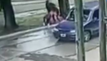 VIDEO IMPACTANTE: Una joven y su amiga resisten un intento de secuestro en pleno día