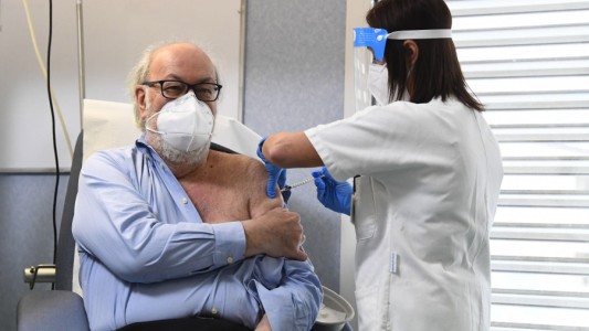 Denuncian que la vacunación es "un caos" en la región más rica de Italia