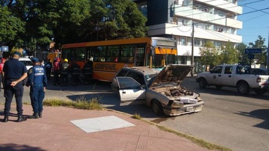 Cuatro heridos dejó el choque de un colectivo urbano y un auto
