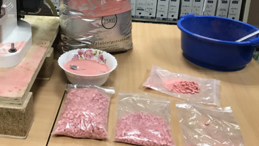 La Policía de París anunció que había incautado un millón de euros en éxtasis, pero en realidad eran caramelos