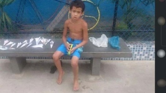 El nene que vendía avioncitos de papel en la plaza para comprarse un celular