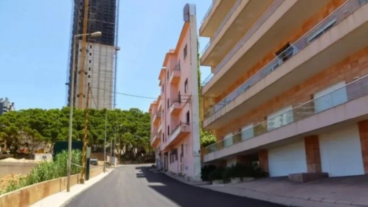 Venganza familiar: armó extraño edificio para bloquear la vista al mar a su hermano