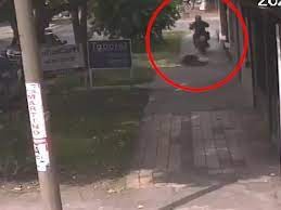 Un nuevo video muestra cómo el motochorro robó a otra mujer 4 días antes de matar a la psicóloga en Ramos Mejía