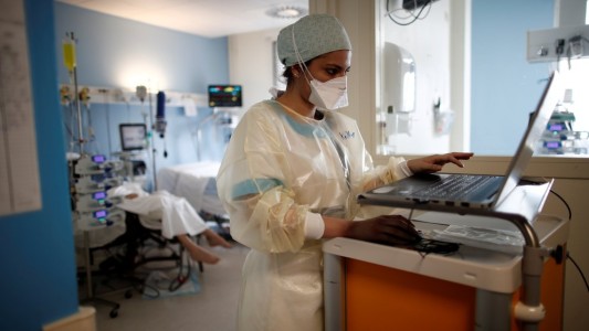 Advierten que los hospitales están a punto de colapsar en Francia: "Nos vemos obligados a clasificar a los pacientes"