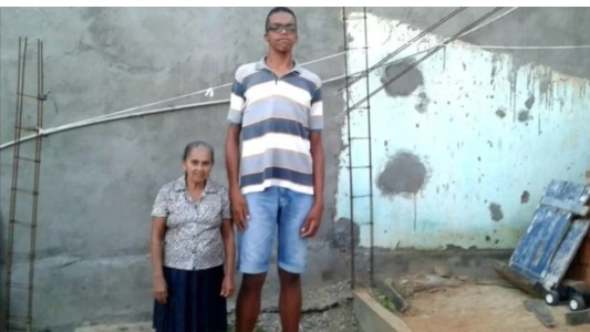 "No me gusta salir": el drama del joven de 22 años que mide 2,23 y sigue creciendo