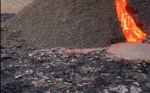 Partido de voley en la base del volcán en erupción