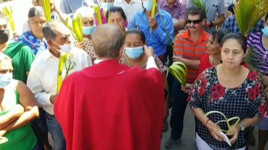 Polémica por cura que le saca el tapabocas a los fieles