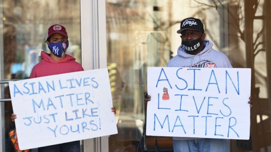 Video: así fue el brutal ataque a una mujer asiática en pleno centro de Nueva York