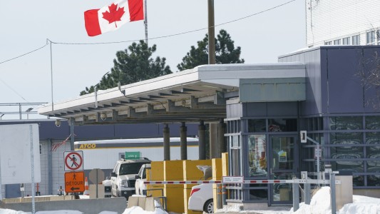 Entran en cuarentena por coronavirus tres ciudades de Canadá