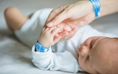 "Mi esposo y mi suegra le cambiaron el nombre a mi hijo mientras me recuperaba de la cesárea": la furia de una mujer en redes