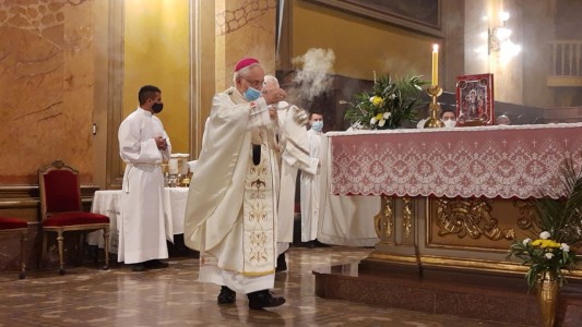 Misa crismal con protocolos y sin fieles en la Catedral