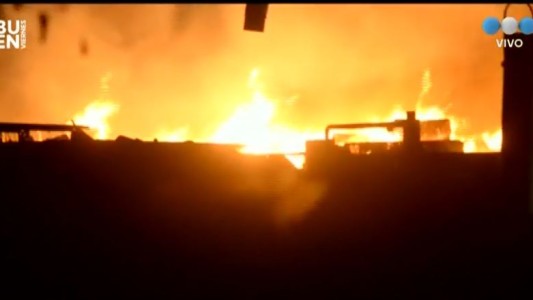 Una explosión de un tanque provocó un incendio en una papelera de Cipolletti