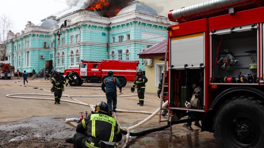 Rusia: cirujanos operaron a corazón abierto en medio de un incendio