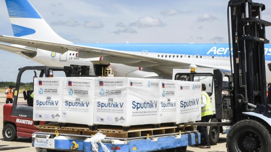 Llega un nuevo vuelo de Aerolíneas Argentinas con más vacunas Sputnik V