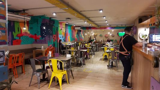 Robaron una pizzería y arrancaron las cámaras de seguridad y sensores de la alarma