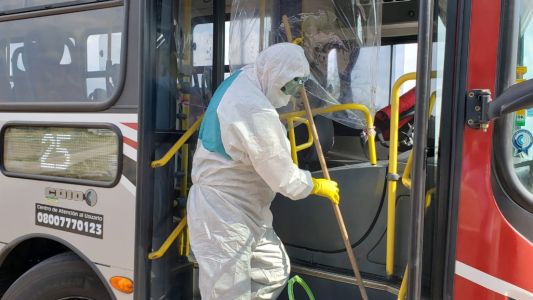 Transporte público y coronavirus: los pasajeros resignados a viajar con las ventanas abiertas