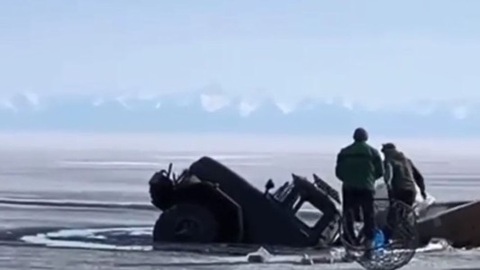 El momento en que un camión se hunde bajo el hielo de un lago