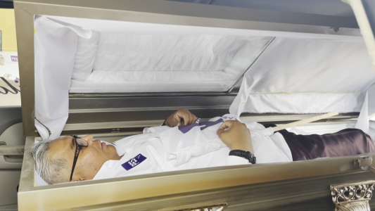 Candidato a diputado en México abrió su campaña desde un ataud