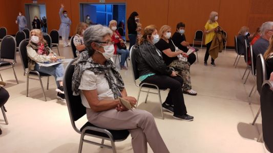 Suspenden vacunación en Córdoba jueves y viernes a mayores de 60 por error de dosis